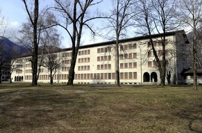 Aussenansicht der stillgelegten Kaserne von Losone im März 2012.