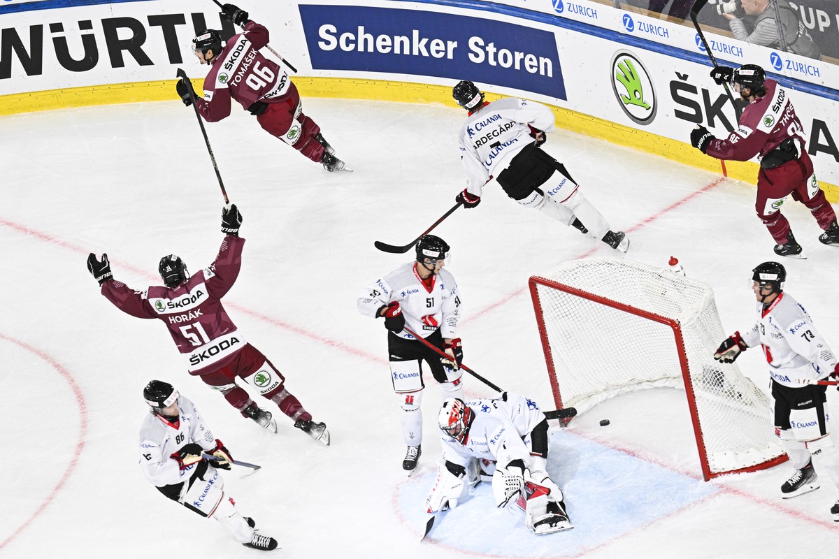 epa10382751 Sparta's David Tomasek (up) celebrates after scoring 3-4 versus Oerebro's goalkeeper Jhonas Enroth during the match between Czech Republic's HC Sparta Praha and Sweden' ...