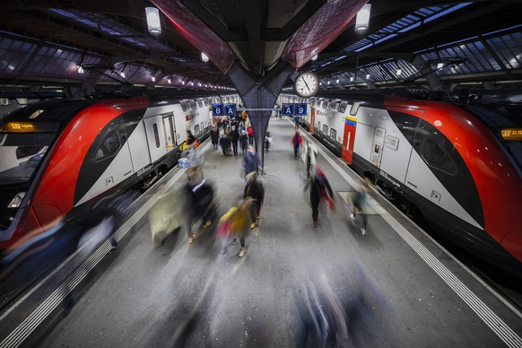 Reisende auf einem Perron am Zuercher Hauptbahnhof, am Freitag, 17. Dezember 2021, in Zuerich. (KEYSTONE/Michael Buholzer)