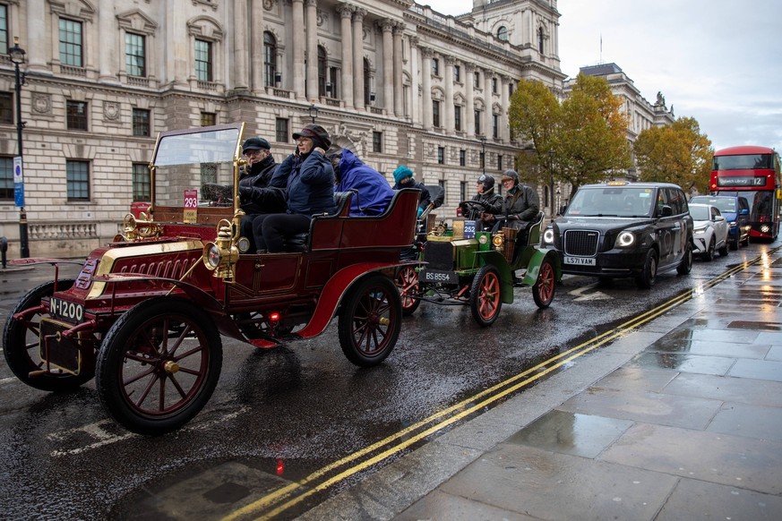 November 2, 2025, London, United Kingdom: Veteran cars sit and wait in London traffic. The annual RAC London to Brighton Veteran Car Run, founded in 1896, is the world s longest-running motoring event ...