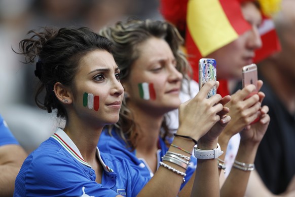 Football Soccer - Italy v Spain - EURO 2016 - Round of 16 - Stade de France, Saint-Denis near Paris, France - 27/6/16
Italy fans before the match
REUTERS/Darren Staples
Livepic