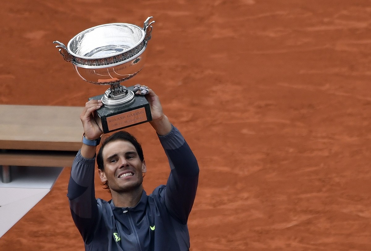 epa07637373 Rafael Nadal of Spain poses with the trophy after winning the men’s final match against Dominic Thiem of Austria during the French Open tennis tournament at Roland Garros in Paris, France, ...