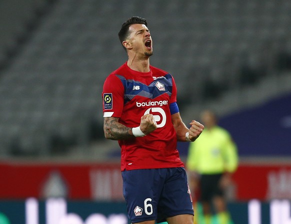 Lille&#039;s Jose Fonte celebrates after the first goal during their French League One soccer match between Lille and Strasbourg in Villeneuve d&#039;Ascq, northern France, Sunday Feb 28, 2021. (AP Ph ...