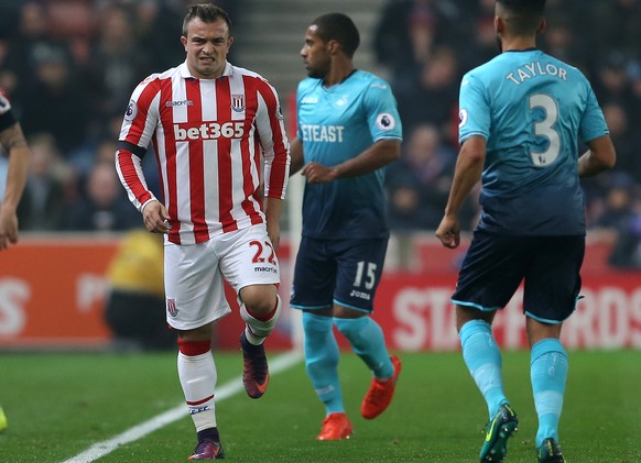 31.10.2016; Stoke-on-Trent; Fussball Premier League - Stoke City - Swansea City; Xherdan Shaqiri (Stoke) verlaesst verletzt das Spielfeld.
(Simon Bellis/Zuma Press/freshfocus)