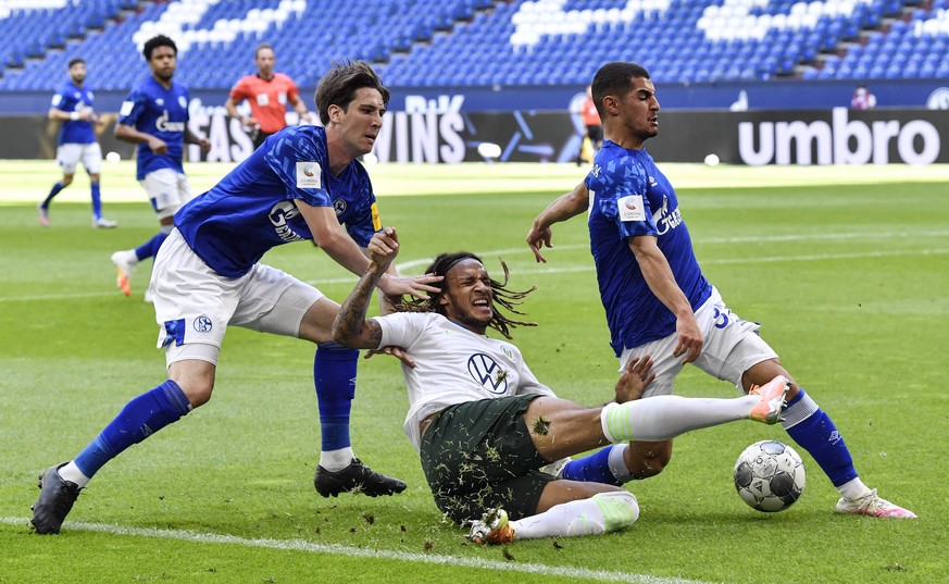 Schalke&#039;s Juan Miranda, Wolfsburg&#039;s Kevin Mbabu and Schalke&#039;s Levent Mercan, from left, challenge for the ball during the German Bundesliga soccer match between FC Schalke 04 and VfL Wo ...