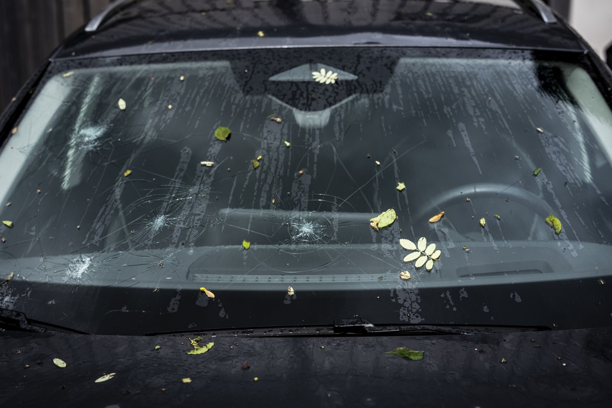 Eine eingeschlagene Autoscheibe verursacht durch den starken Hagel fotografiert am Freitag, 28. August 2026 in Buelach. Am Freitag sind heftige Unwetter mit Hagel ueber Teile des Kantons Aargau, Zueri ...