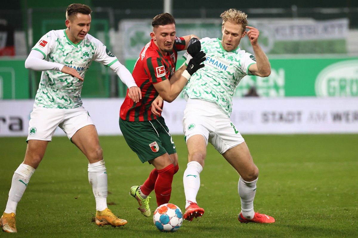 18.12.2021, Bayern, F�rth: Fu�ball: Bundesliga, SpVgg Greuther F�rth - FC Augsburg, 17. Spieltag, im Sportpark Ronhof Thomas Sommer. Die F�rther Paul Seguin (l) und Sebastian Griesbeck (r) k�mpfen mit ...