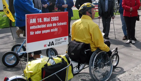 In April 2003, Werner Ruch drove from the Rhine valley to the parliament building in Bern in his hand-powered wheelchair to launch the initiative 