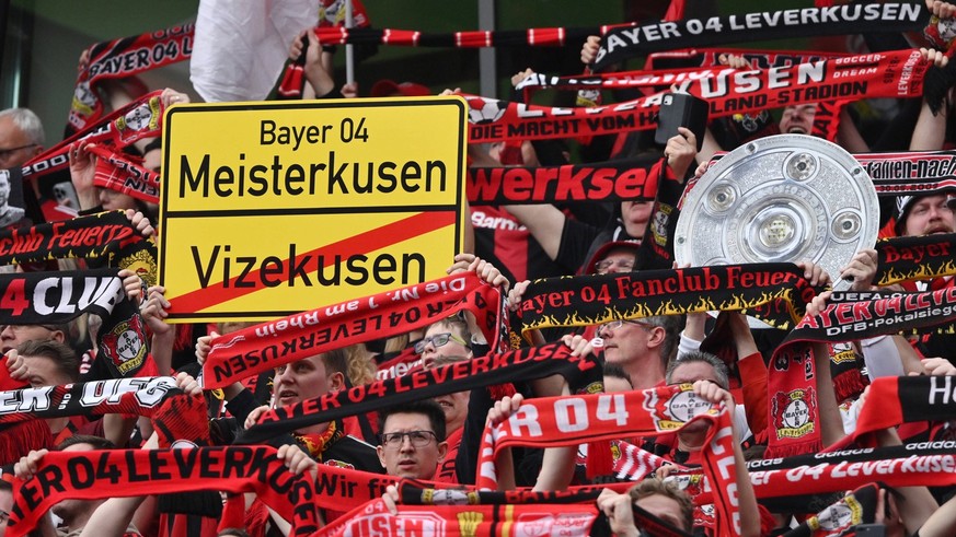 Fans mit Vizekusen Bannern und Transparenten auf den R