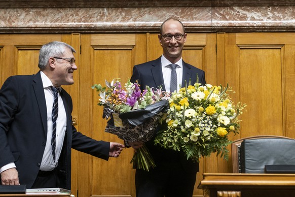 Martin Candinas, Mitte-GR, rechts, freut sich nach seiner Wahl zum Nationalratspraesidenten und empfaengt die Gratulationen des noch zu waehlenden zweiten Vizepraesidenten Eric Nussbaumer, SP-BL, am e ...