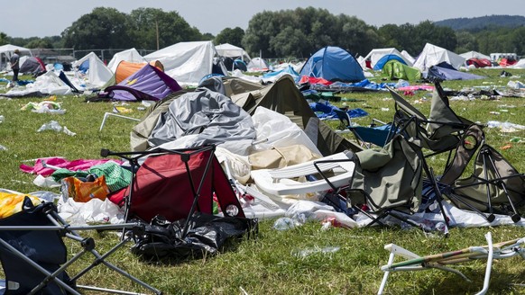 Alles moegliche an Abfall liegt auf dem Boden des Openair Frauenfelds, aufgenommen am Montag, 15. Juli 2013 in Frauenfeld. (KEYSTONE/Ennio Leanza)