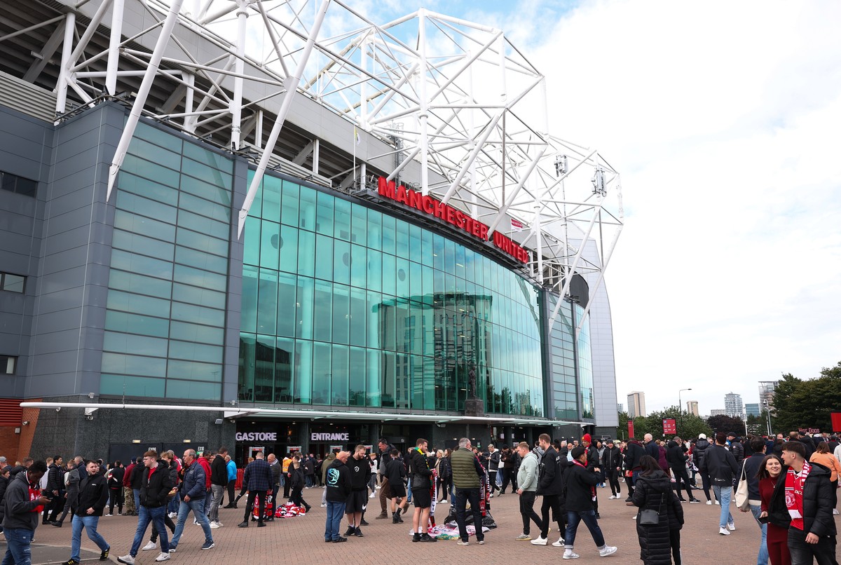 epa11632234 Fans arrive at Old Trafford stadium ahead of the English Premier League soccer match between Manchester United and Tottenham Hotspur in Manchester, Britain, 29 September 2024. EPA/ADAM VAU ...