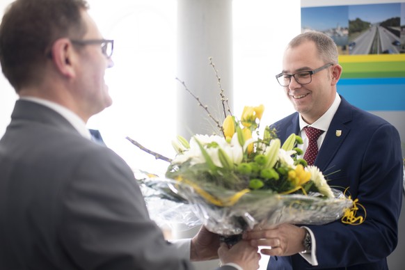 Der in den Staenderat gewaehlte Regierungsrat Jakob Stark (SVP, bisher), links, gratuliert Urs Martin (SVP) zur Wahl in den Regierungsrat, bei den Wahlen im Kanton Thurgau, am Sonntag, 15. Maerz 2020, ...