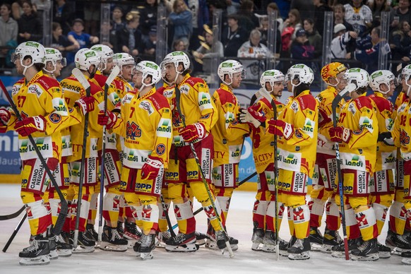 Die Bieler feiern den Sieg nach dem Eishockey Meisterschaftsspiel der National League zwischen dem EV Zug und dem EHC Biel am Freitag, 7. Oktober 2022 in Zug. (KEYSTONE/Urs Flueeler).