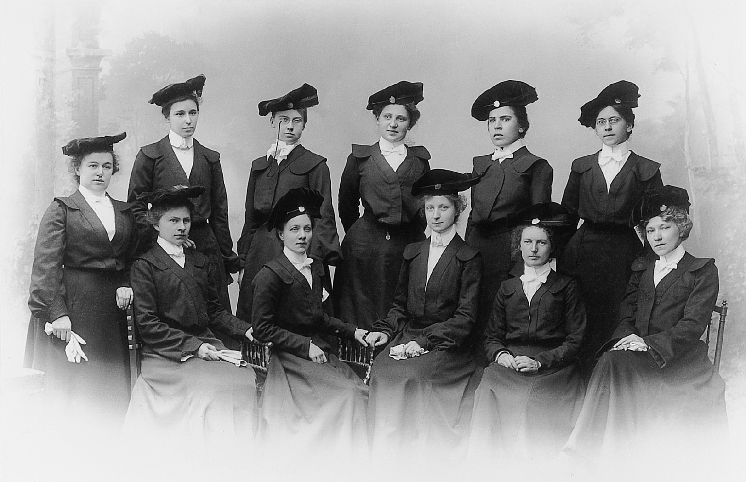 Der feministisch-selbstbewusste Studentinnenverein in Bern 1903 bei der Eröffnung der neuen Hochschule. Ida Hoff steht ganz links hinten.