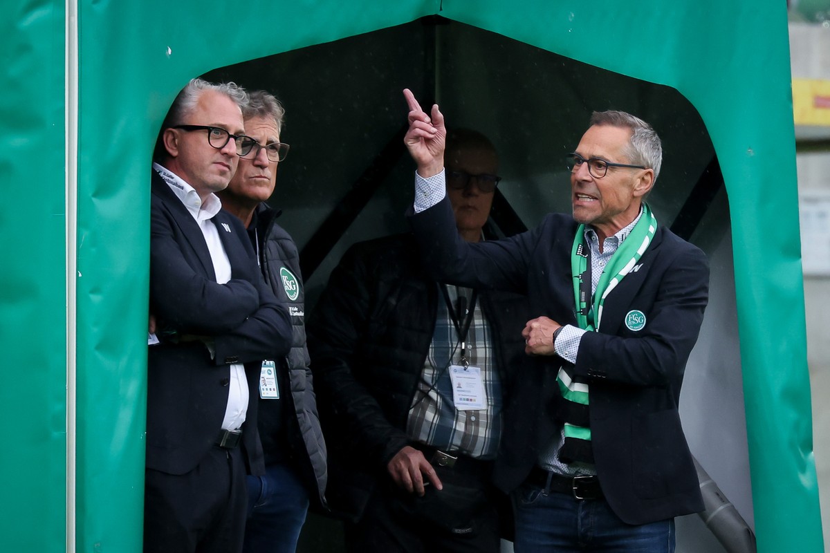 Matthias Hueppi, Praesident FCSG, rechts, und Roger Stilz, Sportchef FCSG, links, im Gespraech nach dem Meisterschaftsspiel der Super League zwischen dem FC St. Gallen und dem FC Sion am Montag, 21. A ...