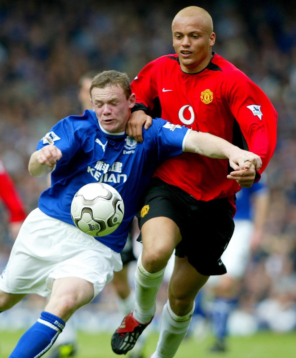 UK OUT
Everton's young English hopeful Wayne Rooney (L) battles with Manchester United's Wes Brown, during their FA Barclaycard Premiership match at Everton's Goodison Park ground in L ...