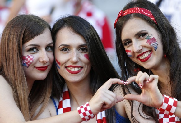 epa05382115 Supporters of Croatia cheer during the UEFA EURO 2016 group D preliminary round match between Croatia and Spain at Stade de Bordeaux in Bordeaux, France, 21 June 2016.

(RESTRICTIONS APP ...