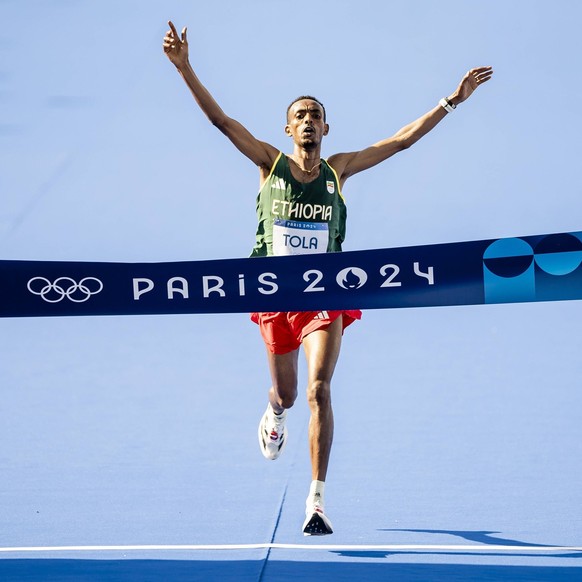 PARIS - Ethiopia s Tamirat Tola wins the men s marathon at the Olympic Games, Olympische Spiele, Olympia, OS The marathon is traditionally run in the last weekend of the Games. ANP IRIS VAN DEN BROEK  ...