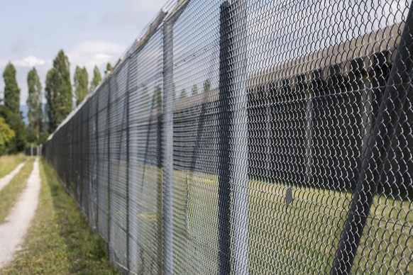 Zaeune umranden den Justizvollzug der JVA Poeschwies, aufgenommen am Donnerstag, 13. Juli 2017 in Regensdorf. (KEYSTONE/Ennio Leanza)