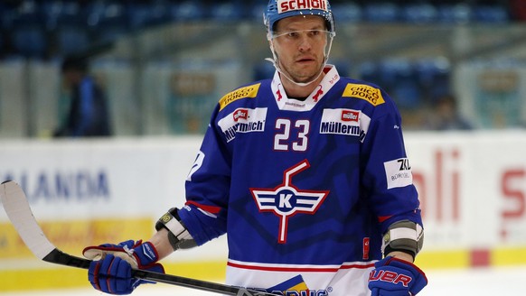 ARCHIV - ZUR MELDUNG DASS TOMMI SANTALA DEN EHC KLOTEN PER SOFORT VERLAESST, STELLEN WIR IHNEN DIESES ARCHIVBILD ZUR VERFUEGUNG - Kloten Flyers Stuermer Tommi Santala bestreitet sein erstes Spiel nach ...