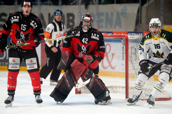 Basel, Schweiz, 14.03.2025 42, Fabio Haller EHC Basel, 42, Fabio Haller EHC Basel und 16, Frantisek Rehak EHC Olten Playoff 1/2- Final Game 7 Sky Swiss League - EHC Basel vs. EHC Olten Basel, 14.03.20 ...