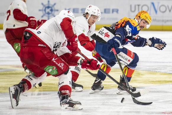 Zuerichs Topscorer Denis Hollenstein, rechts, kaempft um den Puck gegen Lausannes Mika Partanen im Eishockeyspiel der National League zwischen den ZSC Lions und dem Lausanne HC am Dienstag, 29. Januar ...