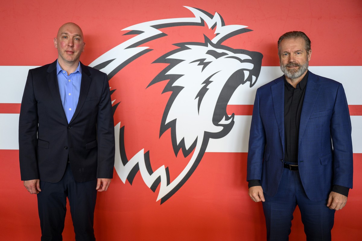 John Fust, gauche, Directeur sportif du LHC et Geoff Ward, droite, entraineur de la premiere equipe du LHC posent apres la conference de presse d'apres-saison du club de hockey sur glace de Natio ...