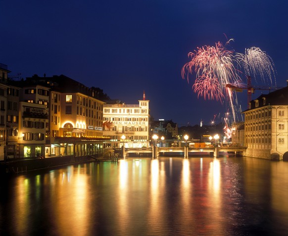 feuerwerk über der Limmat in Zürich