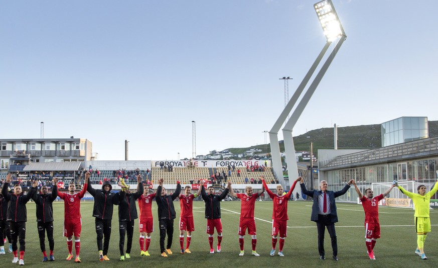 epa06019949 Switzerland&#039;s players thank the fans after winning the 2018 Fifa World Cup Russia group B qualification soccer match between Switzerland and Faroe Islands at the Torsvollur football s ...