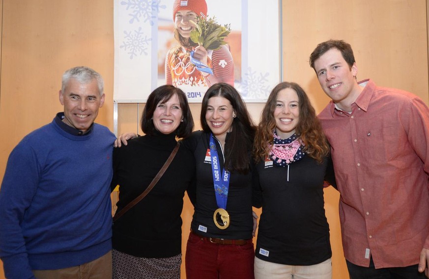 Olympiasiegerin Dominique Gisin, Mitte, posiert mit ihrer Familie mit Vater Beat, links, Mutter Bea, 2. von links, und den Geschwister Michelle, 2. v. rechts, und Marc, rechts, anlaesslich des Empfang ...