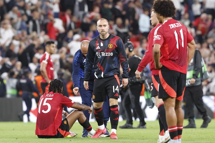 epa12124039 Players of Manchester United look disappointed after losing the UEFA Europa League final soccer match between Tottenham Hotspur and Manchester United, in Bilbao, Spain, 21 May 2025. EPA/MI ...