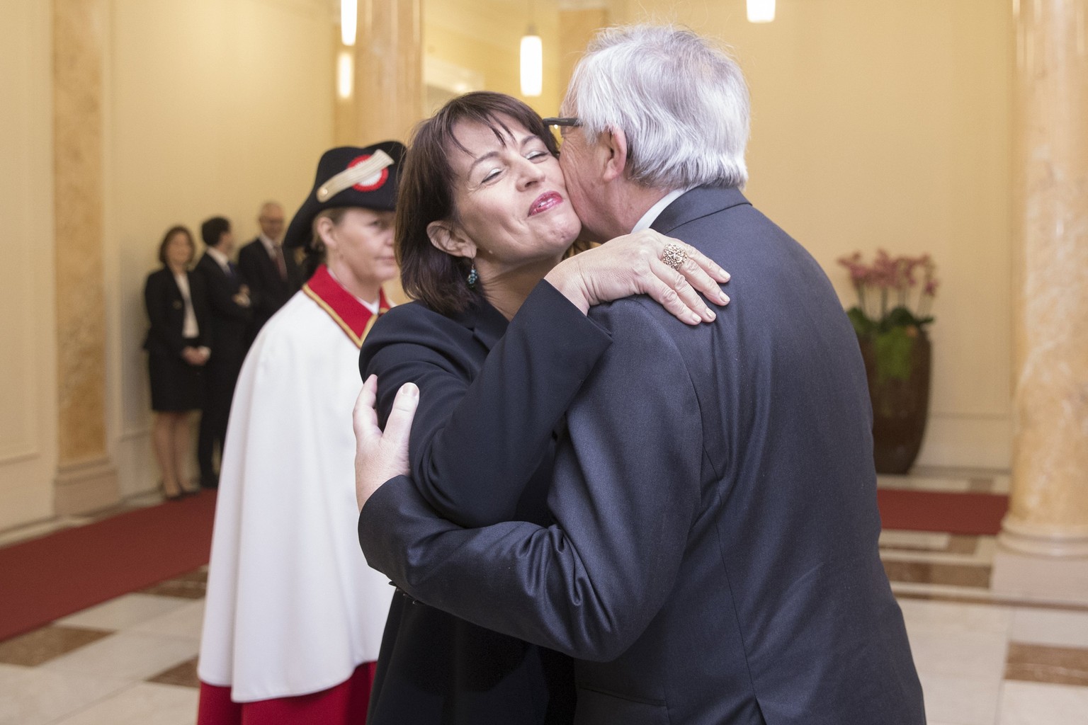 epa06345213 President of Switzerland Doris Leuthard (L) welcomes European Commission President Jean-Claude Juncker (R) during their meeting in Bern, Switzerland, 23 November 2017. EPA/PETER KLAUNZER