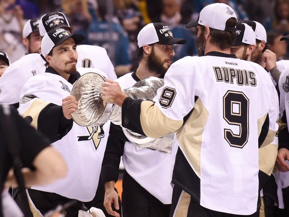 Marc-André Fleury gibt den Pokal weiter an Pascal Dupuis.