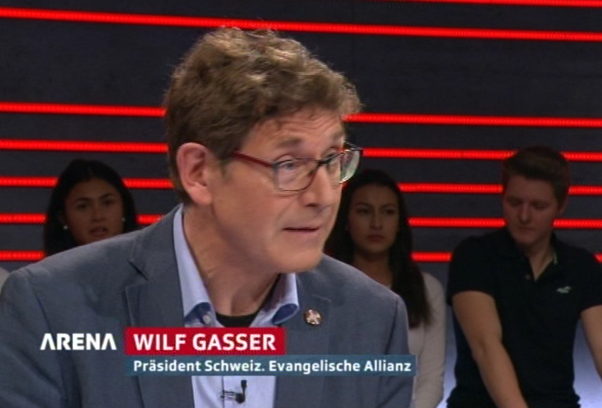 Wilf Gasser, Präsident der Schweizerischen Evangelischen Allianz versuchte vergeblich erzbiblische Ansichten mit dem Kindeswohl zu rechtfertigen.&nbsp;<br data-editable="remove">