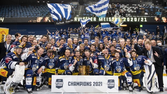 Die Zuger stemmen den Meisterpokal und feiern als Eishockey Schweizermeister nach dem dritten Eishockey Playoff-Finalspiel der National League zwischen dem EV Zug und Geneve-Servette HC am Freitag, 7. ...