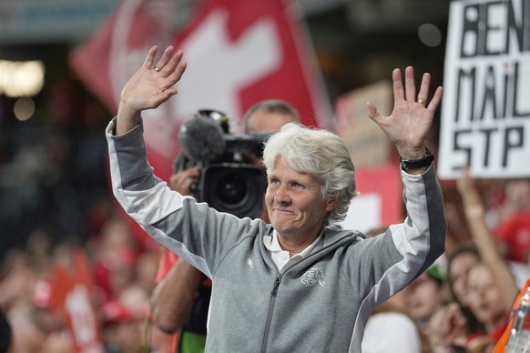 Switzerland head coach Pia Sundhage waves supporters at the end of the Women&#039;s Euro 2025 quarterfinals soccer match between Spain and Switzerland at Stadion Wankdorf in Bern, Switzerland, Friday, ...