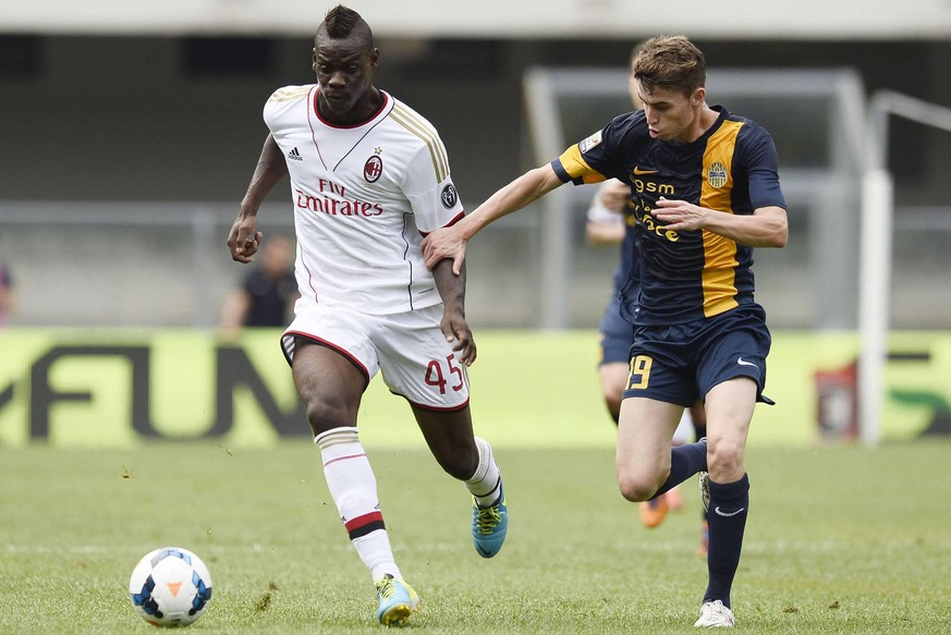 Bildnummer: 14299802 Datum: 24.08.2013 Copyright: imago/Gribaudi/ImagePhoto
Verona, Fussball, Italien - Serie A - Hellas Verona FC vs. AC Mailand - Mario Balotelli-Jorginho PUBLICATIONxNOTxINxITA; Fu ...