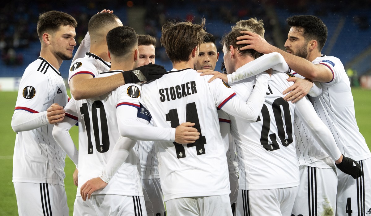 epa08253267 Basel's players celebrate the 1-0 lead during the UEFA Europa League round of 32 second leg soccer match between Switzerland's FC Basel 1893 and Cyprus' Apoel FC at the St.  ...