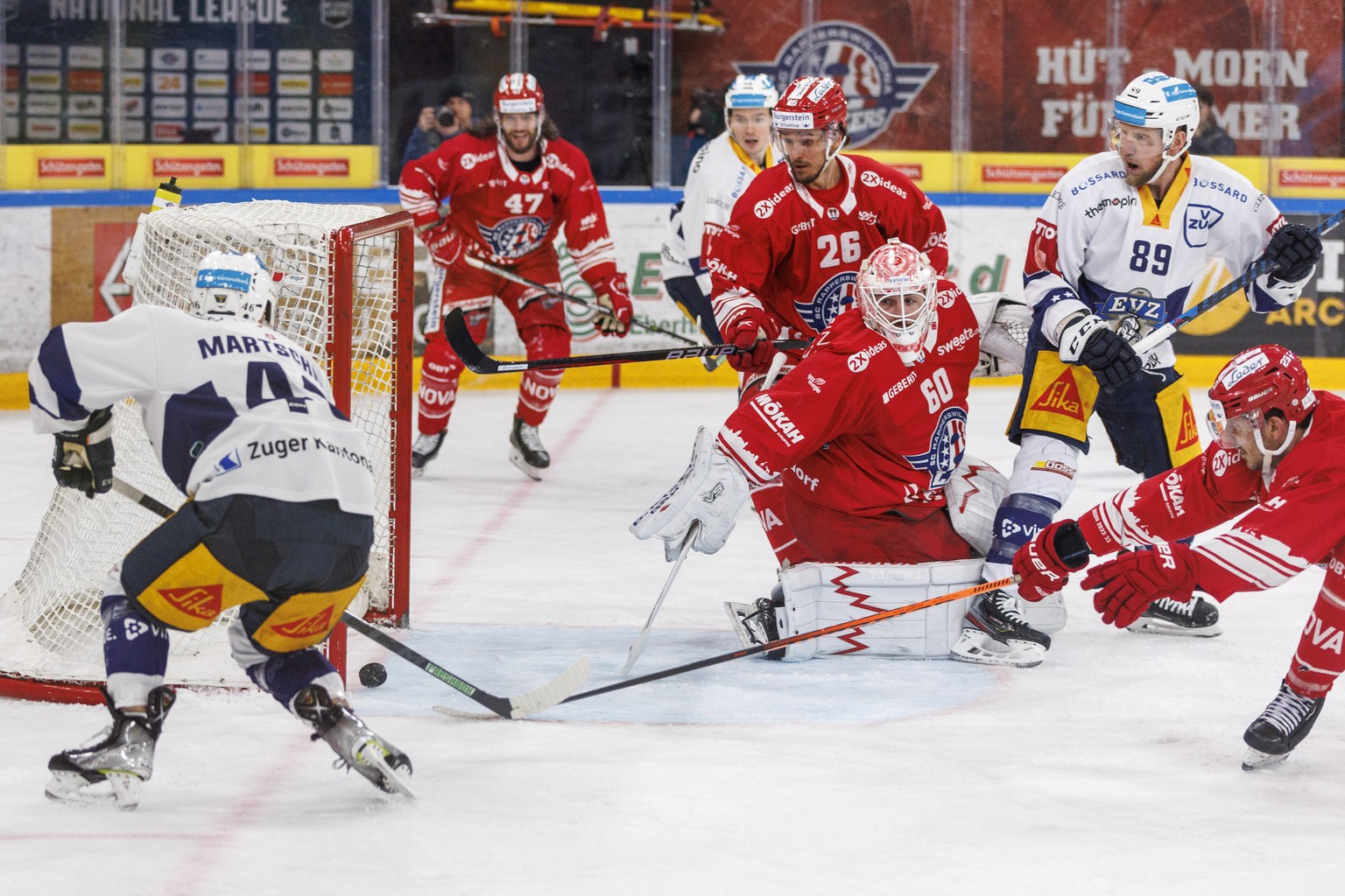 EV Zug Stuermer Lino Martschini, links, trifft zum 1-3 gegen SC Rapperswil-Jona Lakers Torhueter Melvin Nyffeler waehrend dem ersten Eishockeyspiel im Playoff 1/4 Final der National League zwischen de ...