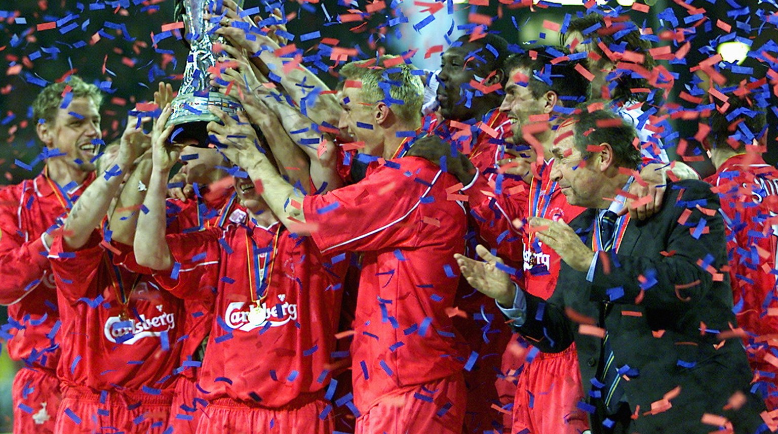 Ganz in rot: Liverpool mit dem Schweizer Abwehrturm Stéphane Henchoz (ganz links) feiert den UEFA-Cup-Sieg 2001.