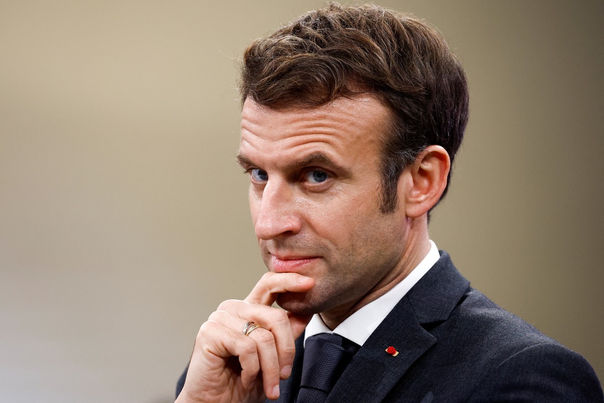 epa09697742 French President Emmanuel Macron visits Chanel's Metiers d'Art workshops at le 19M in Paris, France, 20 January 2022. The 19M building houses around 600 artisans. EPA/CHRISTIAN H ...