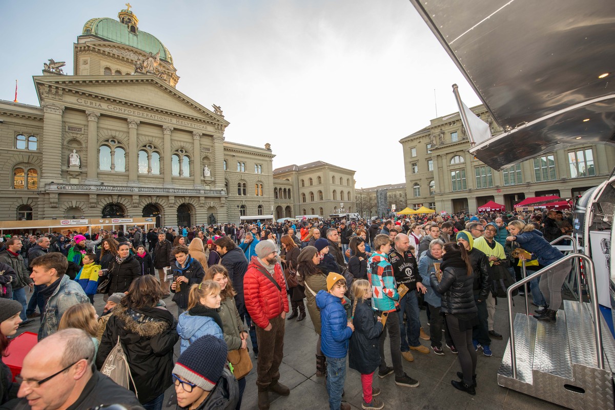 Impressionen vom Berner Bundesplatz am Samstag, 12. Dezember 2015. Panasonic engagiert sich bereits zum vierten Mal bei "Jeder Rappen zaehlt". (PHOTOPRESS/Stefan Weber)