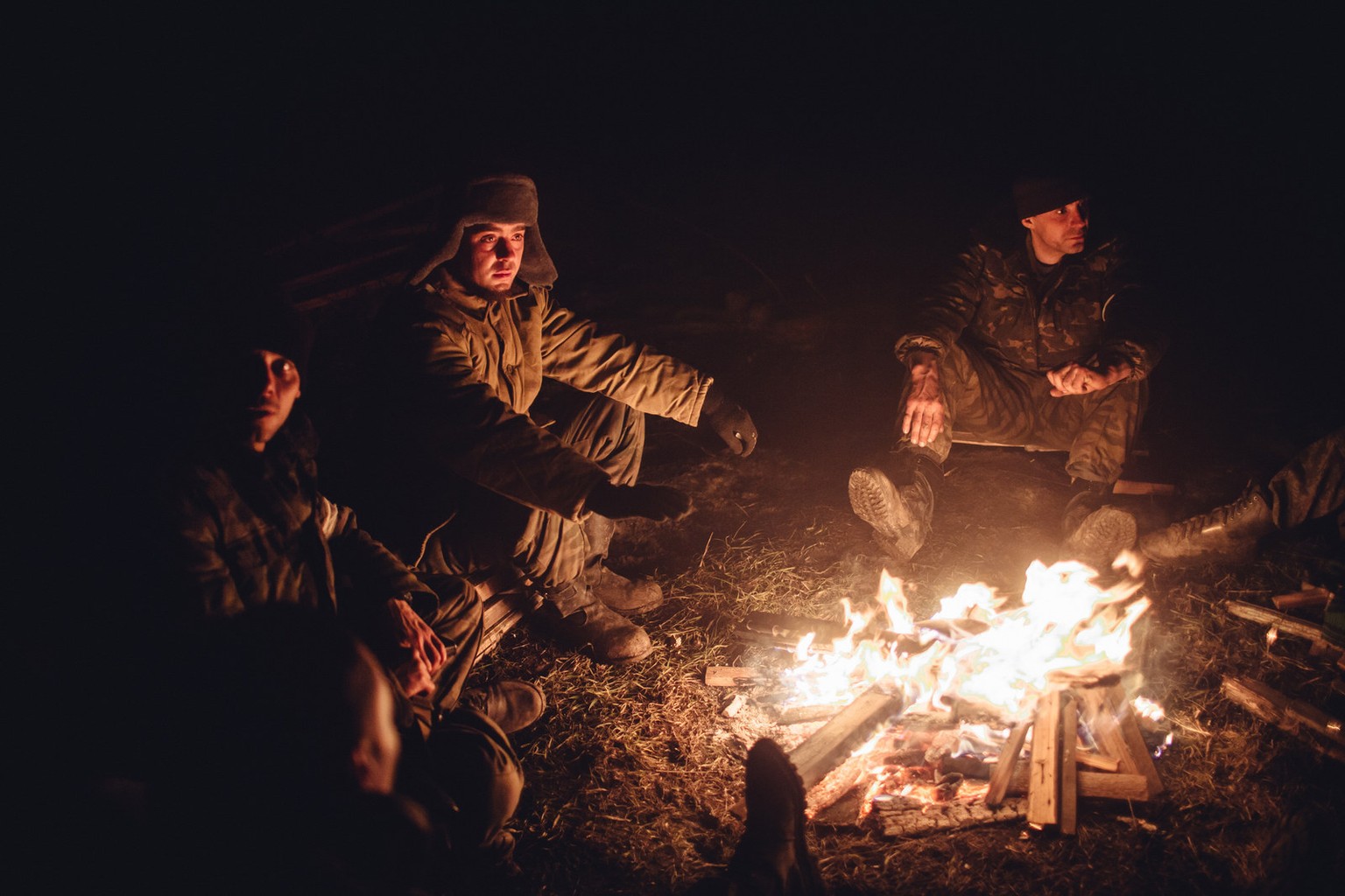 Am Feuer wärmen sich die Kämpfer. Viele von ihnen sind Freiwillige aus der Gegend, die unter russischem Kommando stehen.&nbsp;