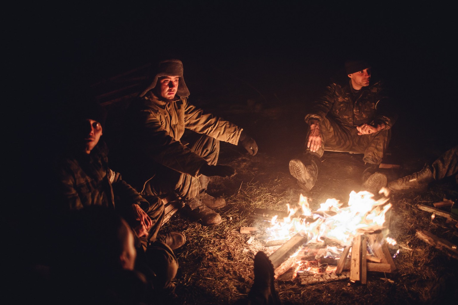 Am Feuer wärmen sich die Kämpfer. Viele von ihnen sind Freiwillige aus der Gegend, die unter russischem Kommando stehen. 