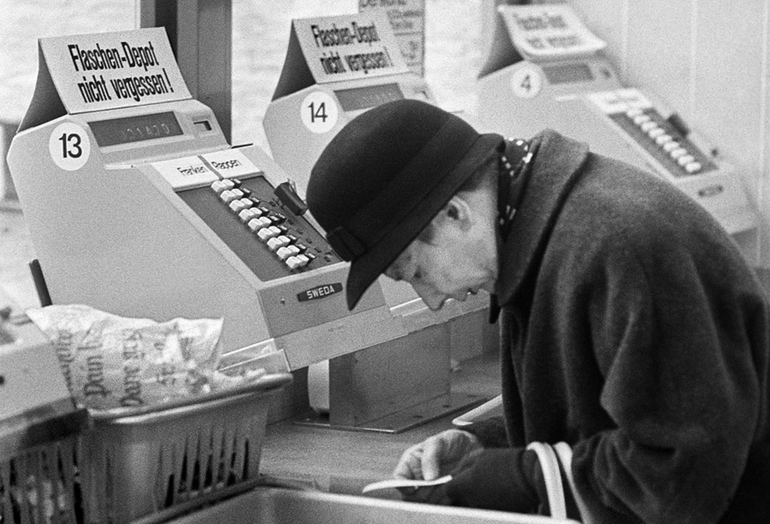 Eine aeltere Frau bedient 1966 in Zuerich, Schweiz, in einer Filiale des Detailhaendlers Migros eine Kasse, an der die Kunden ihre Einkaeufe selber verrechnen koennen. Das Modell hat sich nicht durchg ...