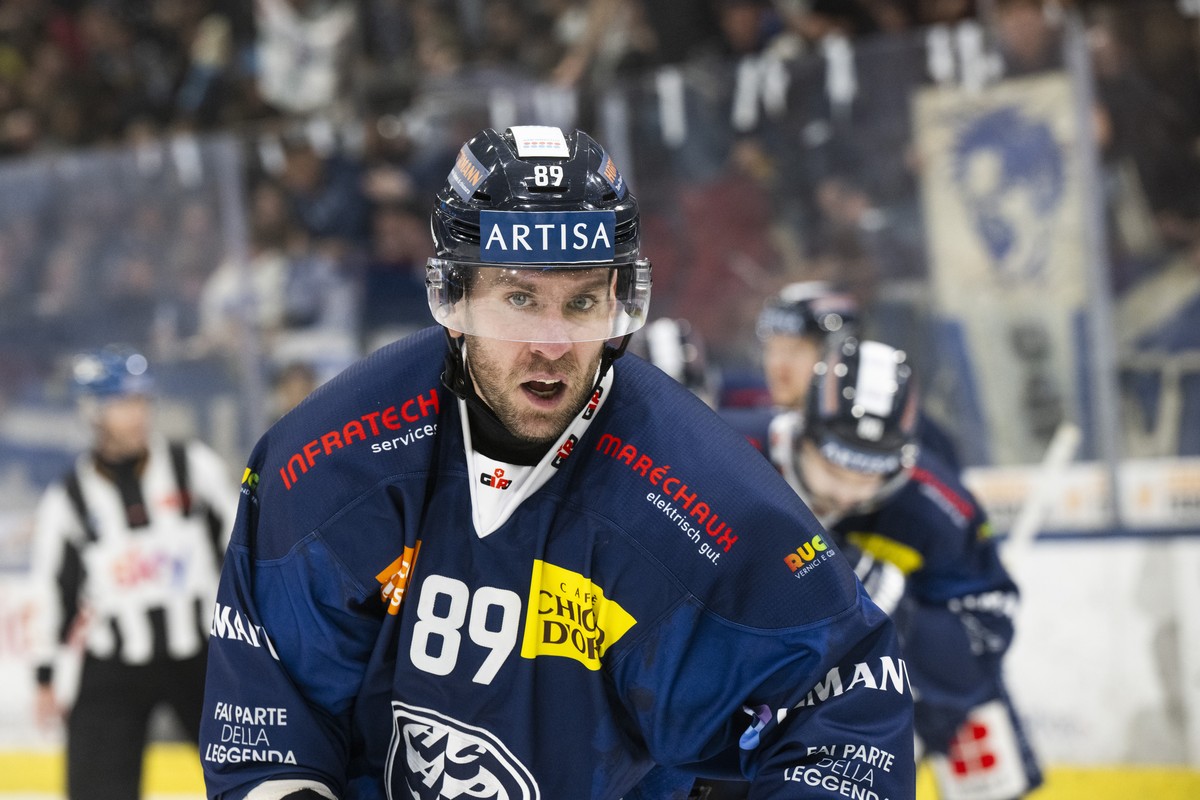 Ambri?s players Christopher DiDomenico, during the regular season match of National League Swiss Championship 2024/25 between HC Ambri Piotta and Lausanne HC at the ice stadium Gottardo Arena, Switzer ...