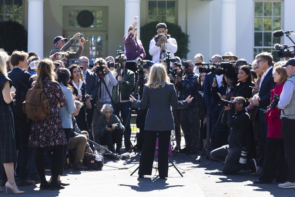 KEYPIX - epa12458478 White House Press Secretary Karoline Leavitt (C) speaks to reporters outside the West Wing of the White House in Washington, DC, USA, 16 October 2025. Leavitt confirmed that Presi ...