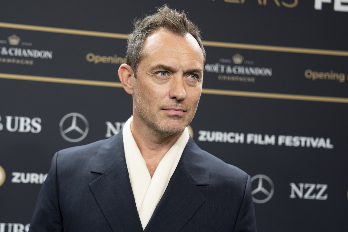 epa11640421 British actor Jude Law arrives on the green carpet for the Opening Night of the 20th Zurich Film Festival (ZFF), in Zurich, Switzerland, 03 October 2024. The 20th ZFF runs from 03 to 13 Oc ...