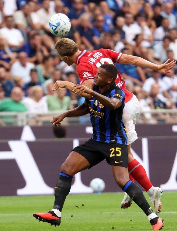 epa13214741 Napolis Rasmus Hojlund (L) and Inter Milans Manuel Akanji in action during the Italian Serie A soccer match between Inter and Napoli at the Giuseppe Meazza stadium in Milan, Italy, 05 Se ...
